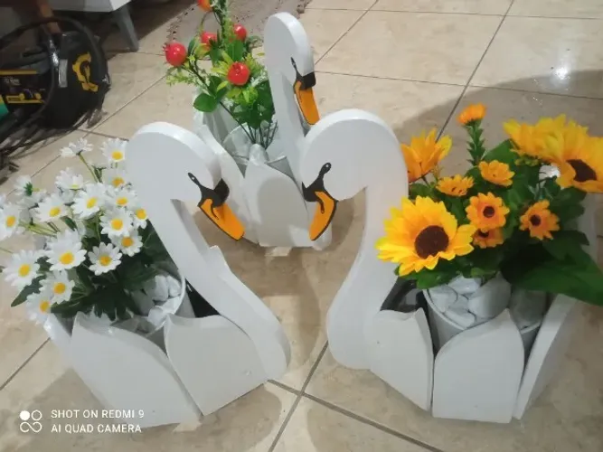Arranjo de flores cisnei de madeira pintado e envernizado 3 peças únicas