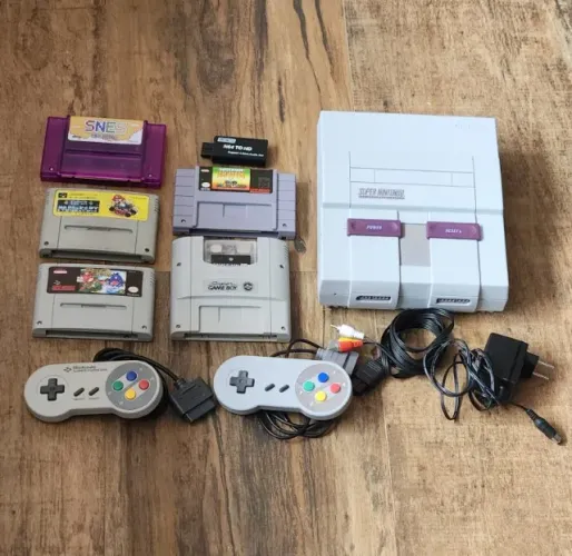 Super Nintendo (SNES) - 1 controle original, 1 controle paralelo, Super GameBoy e jogos