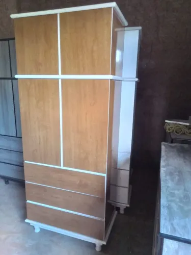 Guarda roupas novos de MDF com pés de madeira. 580,00