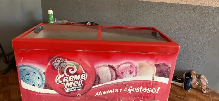Vendo freezer três mês de garantia