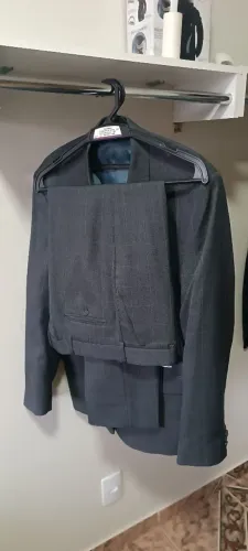 Vendo terno completo na cor cinza, usado em apenas 2 ocasiões! Tamanho 50.