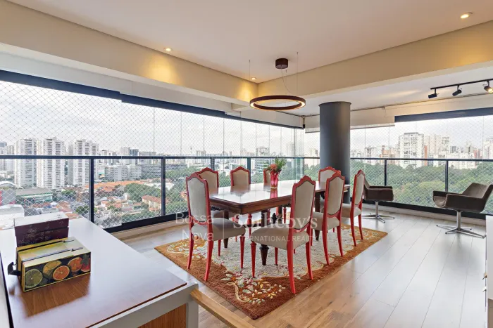 Vista permanente para o Parque da Água Branca em apartamento com planta funcional e varand