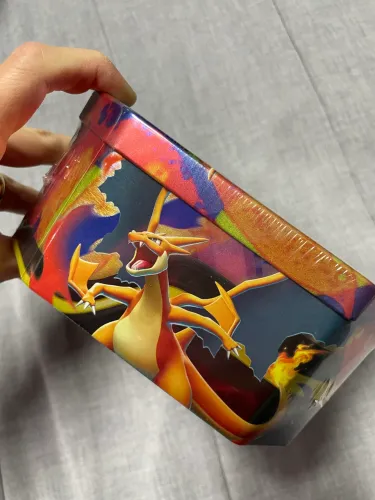 Pokémon - Lata MEGA CHARIZARD Y (cartas em inglês)