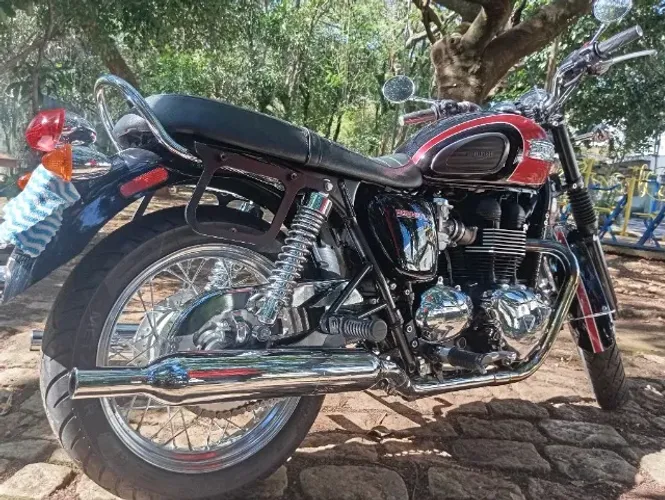 Bonneville 900 preta e vermelha 