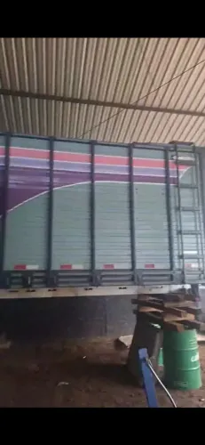 Vendesse Carroceria boiadera para caminhao toco. 6.30 conprimento 