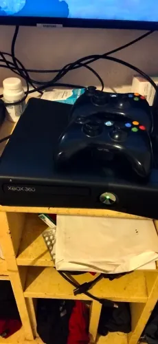 Xbox 360 super conservado HD 500 2 controles originais 75 jogos