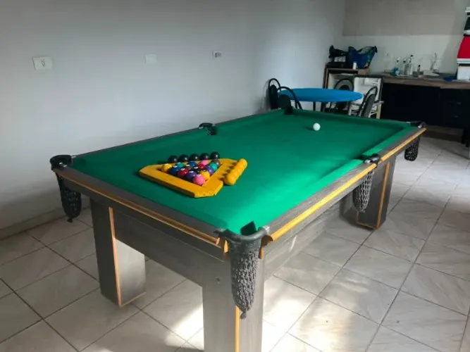 MESA DE BILHAR SEMINOVA + 02 JOGOS DE BOLAS + SUPORTES COM 06 TACOS
