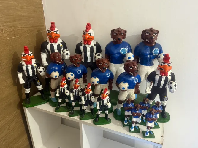Raposão e Galão da massa, mascote do Cruzeiro e mascote do galo, estátua em gesso 