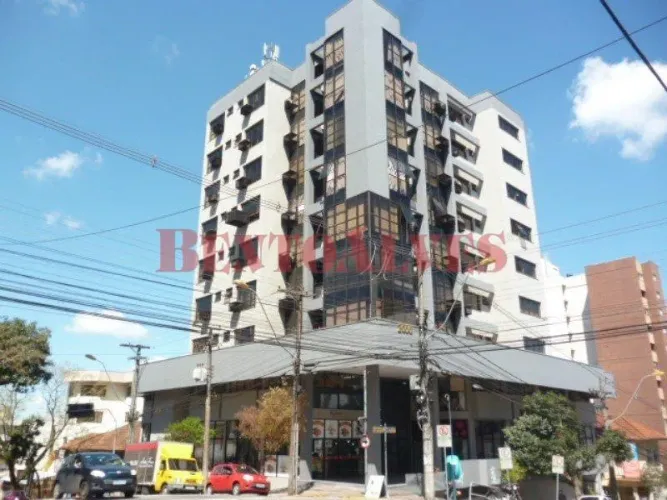 Sala térrea, em ótima localização, em galeria, com 50 m2 e mezanino. Banheiro social. Piso