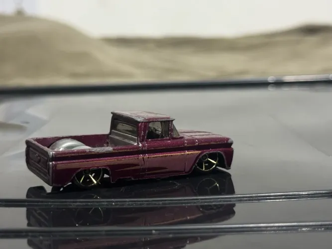 Hot Wheels Custom '62 Chevy Pickup em tom vinho escuro com rodas douradas 2008 (LOOSE)