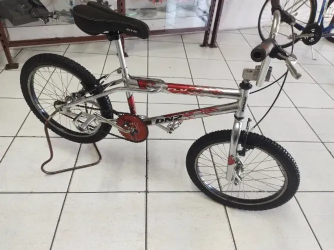 BMX aro 20 estilo freestyle marca Diniz cromada p/ faixa de 6/12 anos usada estado de nova