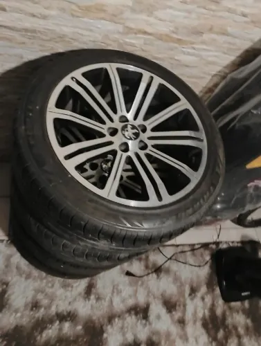 PNEUS PEUGEOT 235/45 R18 E RODAS