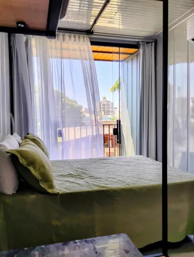 Alugo lindo loft com mobília projetada, novo na praia ,com sacada,ar condicionado