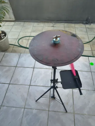 Pedestal com prato Splash ideal para percussão com suporte para baquetas