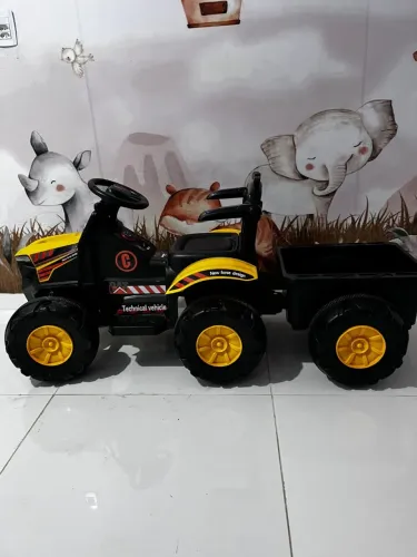 Trator infantil elétrico semi novo 