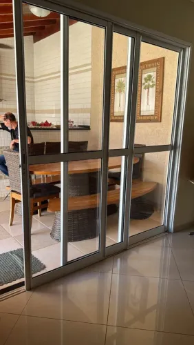 Conserto de portas de vidro, alumínio e madeira em geral