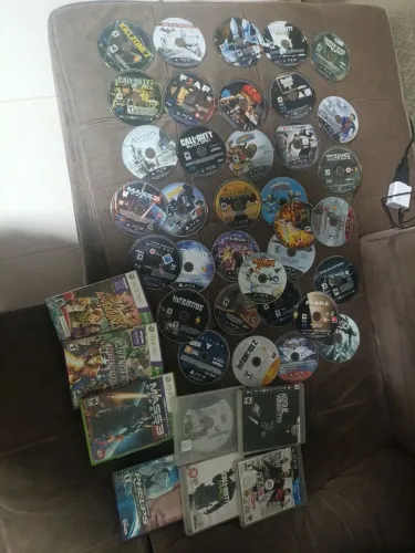 Lote de jogos de playstation 3 e x box 360 uns no porta cd e outros com capa +40 jogos 