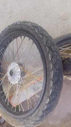Aro de Bros com rolamentos desempenada e com raios novos pneus e câmera e rolamentos 400