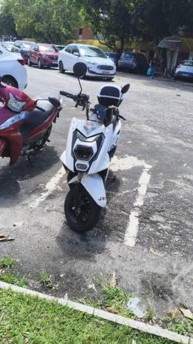 Vende-se uma scooter eletrica tipo jet 1000. Na cor branca 