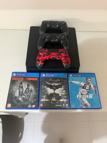 PS4 SLIM 512g + 3 controles + 3 jogos