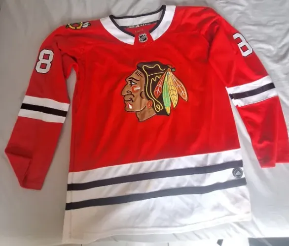 Camisa oficial Adidas do Chicago Blackhawks - Patrick Kane (#88).
