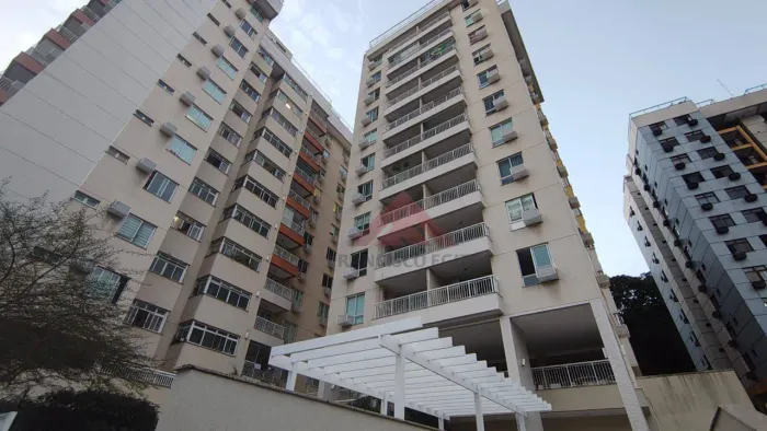 Apartamento com varanda, 2 quartos e 1 suíte para alugar, 78 m² por R$ 4.189/mês - Santa R