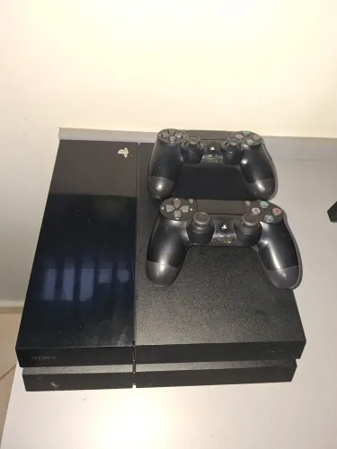 Playstation 4 fat com dois controles e 3 jogos