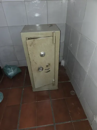 Venda de um sofá e um cofre 