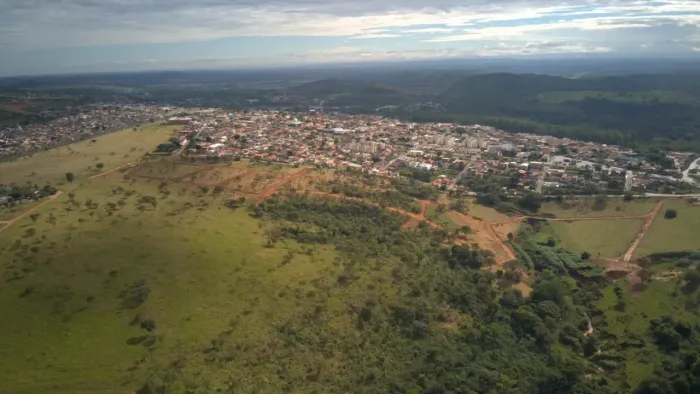 Imóvel para venda possui 372 metros quadrados em Felipe Cláudio de Sales - Pedro Leopoldo