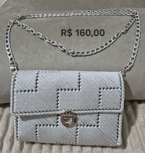 Bolsa bordada em tela