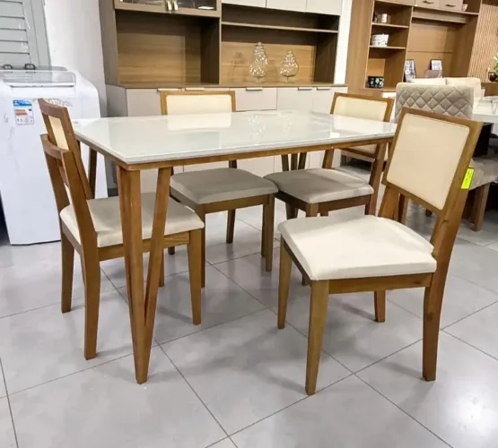 Mesa de Jantar Safira com 4 Cadeiras em Madeira Maciça