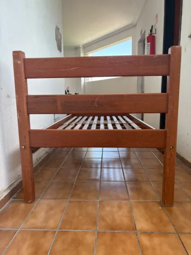 Vendo duas camas de madeira (solteiro)