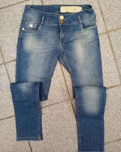 Calça jeans lança perfume Tam 40