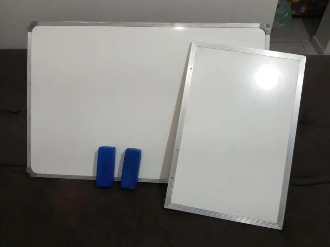 2 Quadros brancos + 2 apagadores com case para pincéis