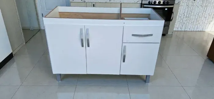 Balcão de pia de mdf, branco, com 3 portas e 1 gaveta.