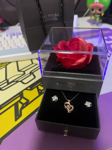 Conjunto de brinco e colar com lente que mostra a palavra te amo em vários idiomas