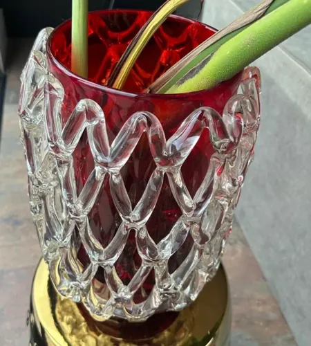 vaso em murano, detalhes em alto relevo, altura 34 cm diâmetro 24 cm