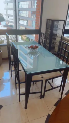 CONJUNTO DE SALA DE JANTAR - MESA + 4 CADEIRAS + CRISTALEIRA + APARADOR