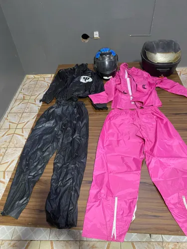 Kit para motociclista (capas de chuva, capacete e bagageiro)