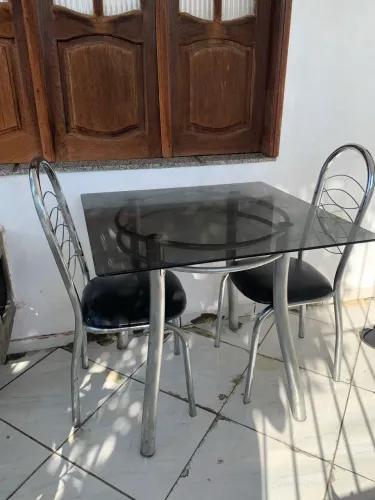 Mesa de vidro com 2 cadeiras