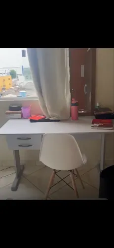 Escrivaninha com cadeira