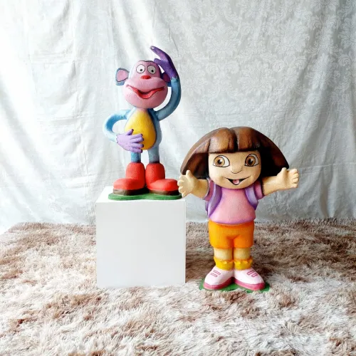 Escultura isopor Dora Aventureira e Botas