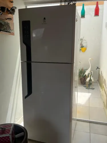 Vende-se um geladeira, Electrolux.
