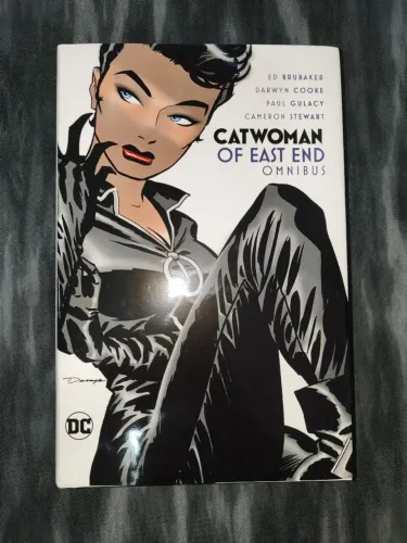 Catwoman of East End Omnibus by Ed Brubaker e Darwyn Cooke - Em INGLÊS 
