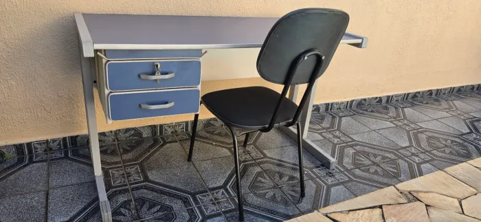 Mesa com cadeira 