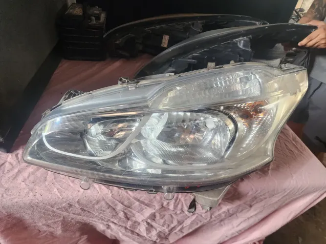 FAROL ESQUERDO PEUGEOT 208 2014 A 2019 ORIGINAL