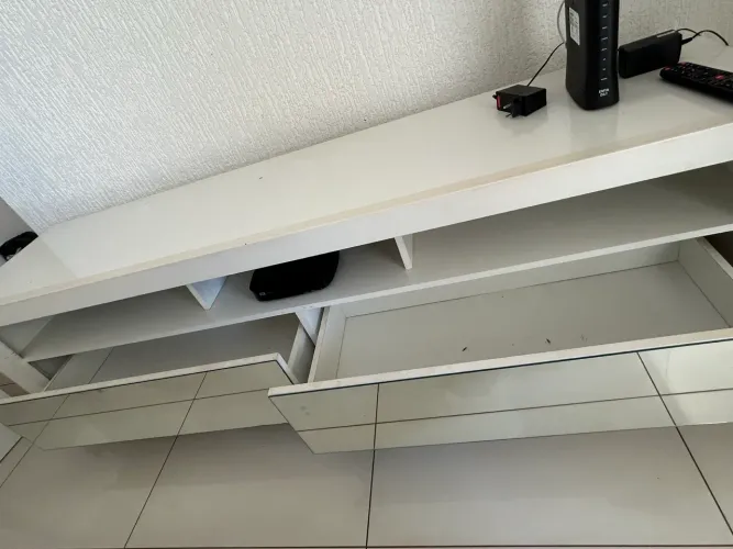 Rack para TV branco com gavetas espelhadas