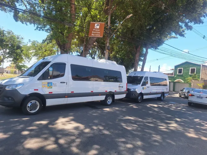 Serviço de aluguel de van comporta 20 passageiros 