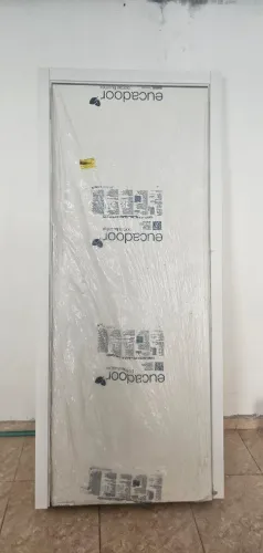 VENDE-SE PORTA PARA QUARTO. BOM MATERIAL BRANCACA