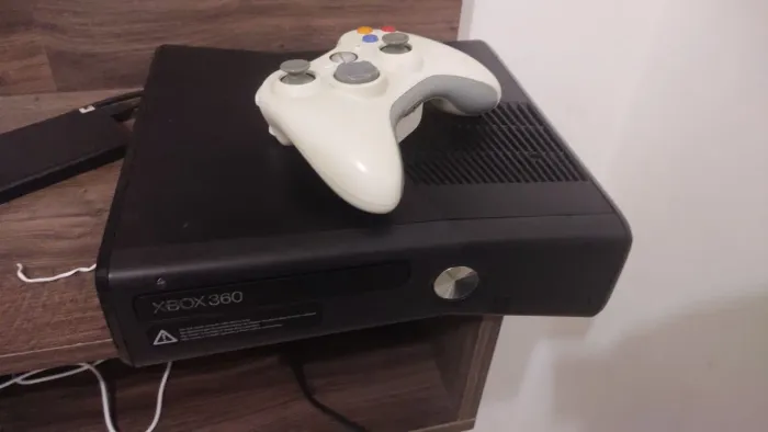 Xbox 360 jogos digitais desbloqueados com controle original.